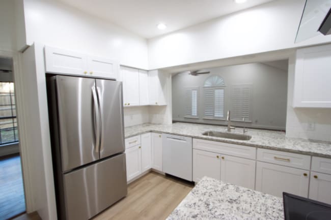 Building Photo - 320 Heneretta Dr