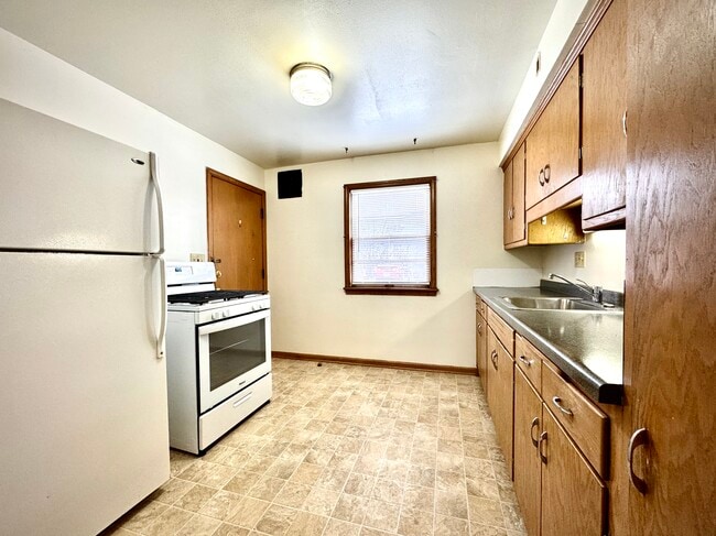 Building Photo - 608 N 90th St