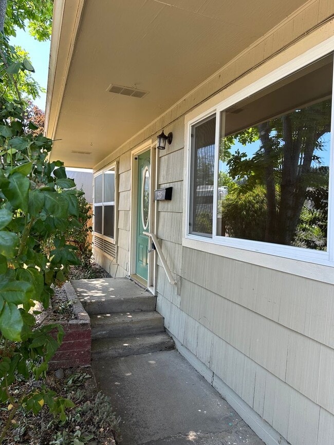 Building Photo - Charming 2 bedroom 1 bath house!