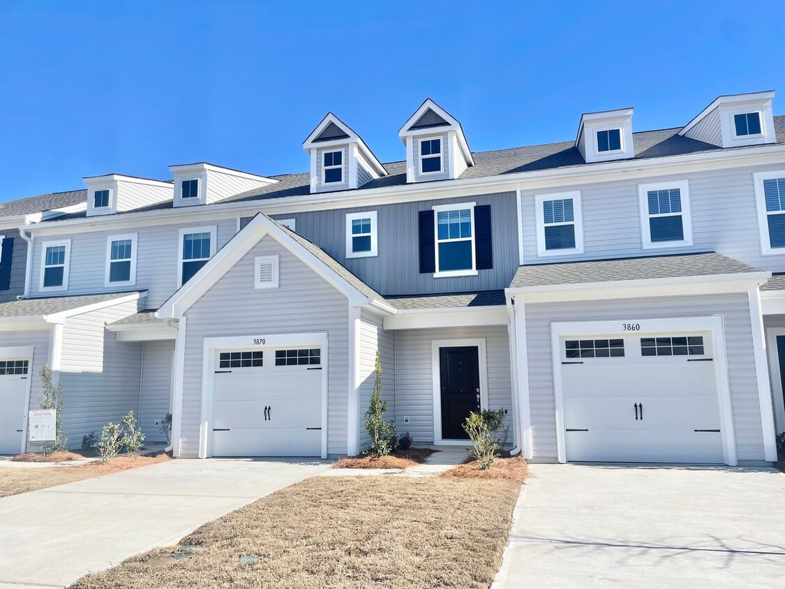 Foto principal - New 3 Bedroom Townhome minutes from I-85 -...