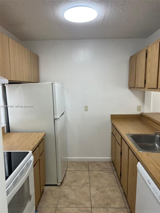 Foto del edificio - 8610 N Sherman Cir