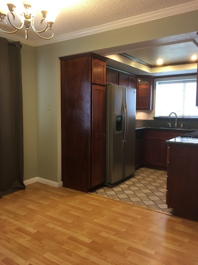 Building Photo - Gated Townhouse, Corner Unit, Private Pati...