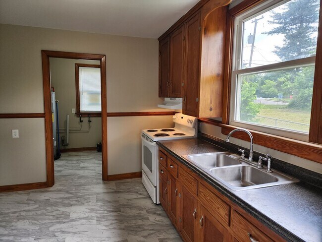 Foto del edificio - Updated 2 Bedroom, 1 bath with Large Backy...