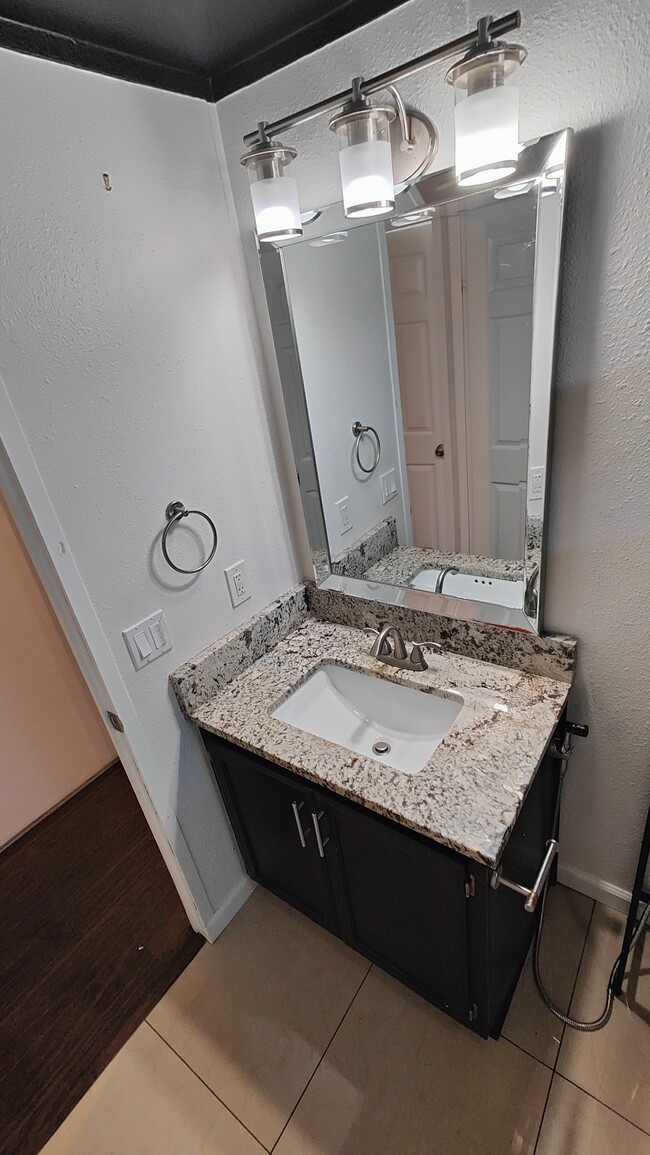 Baño completo con encimera de granito. - 7905 Harwell St
