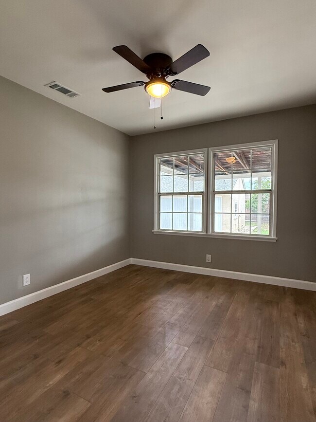 Building Photo - 859 W Carmelita Ave