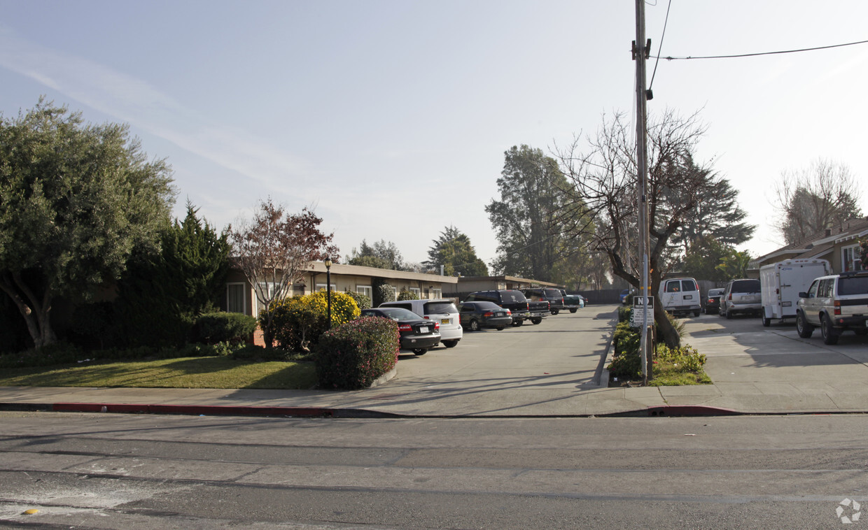 Foto del edificio - Blossom Way Apartments