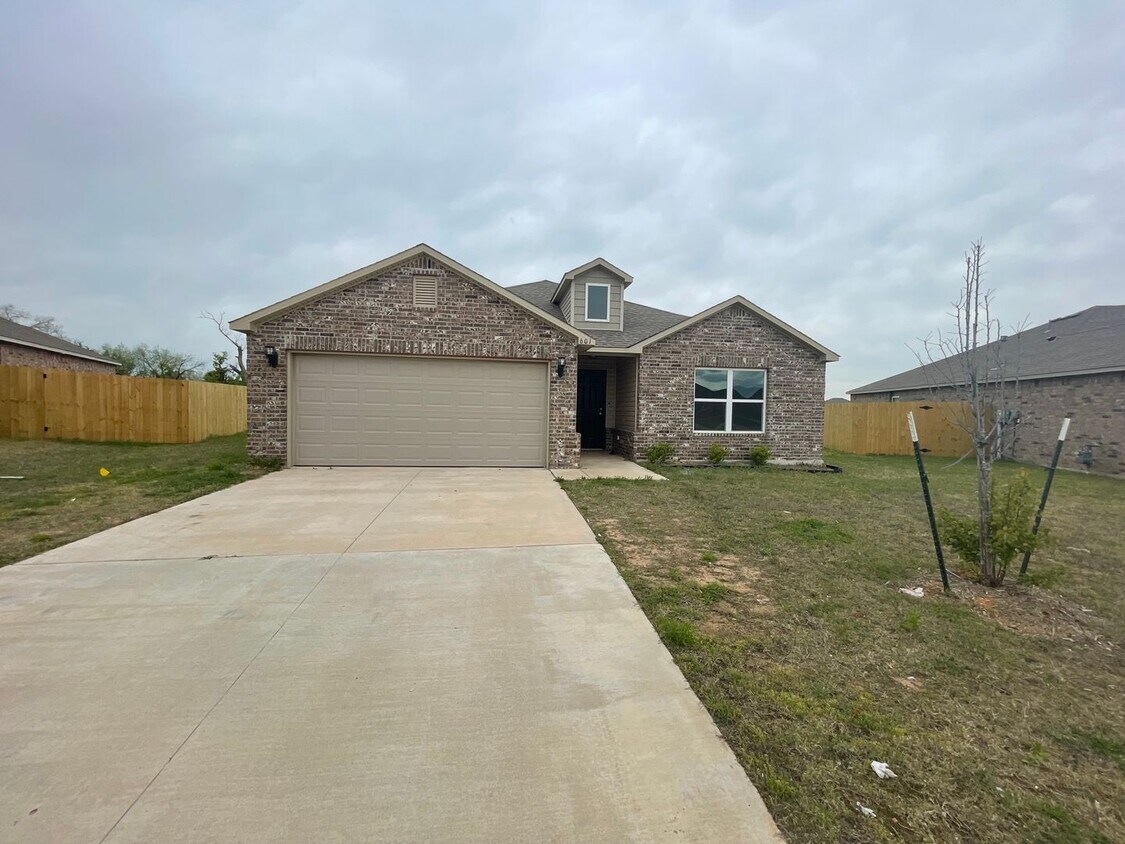 Primary Photo - Very Nice 3 Bedroom 2 Bath Home in Newcast...