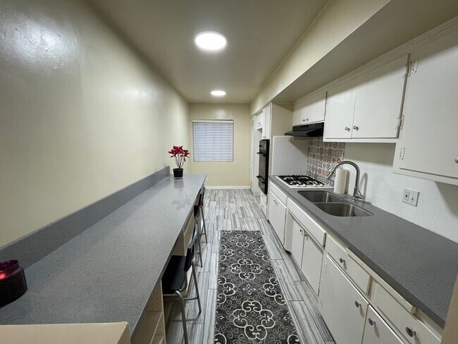 Foto del edificio - 2939 S Bronson Ave