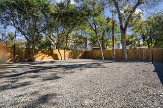 Building Photo - 207 Lockwood Dr