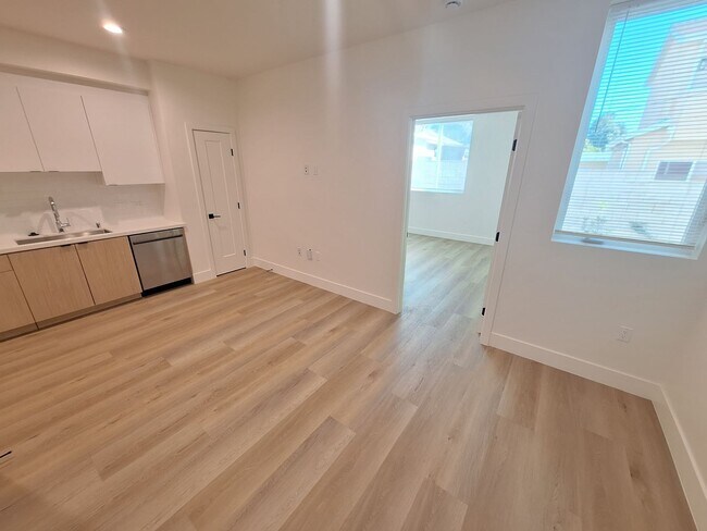 Foto del edificio - 16136 Devonshire St