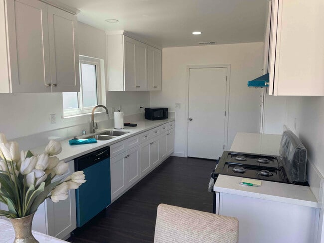 Foto del edificio - 11350 Kagel Canyon St