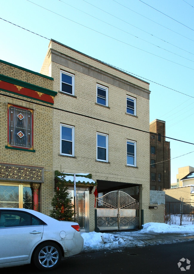 Building Photo - 2148 Rockwell Ave