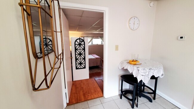 view of entrance to living/bedroom - 162 Enota Ave NW