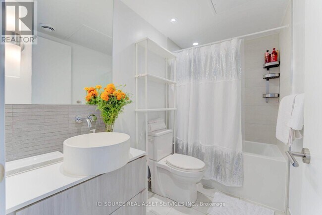 Photo du bâtiment - 161 Roehampton Ave