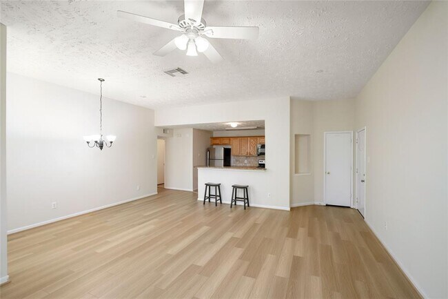 Foto del edificio - 8051 Bay Branch Dr