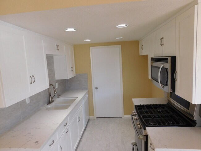 Building Photo - FULLY UPGRADED 2 Bedroom + 1.5 Bath Condo ...