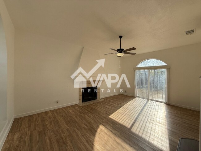 Foto del edificio - 4210 Sunrise Creek Dr