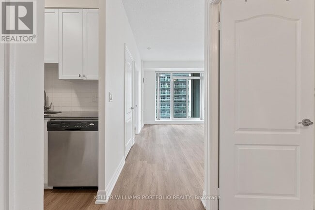 Building Photo - 2121 Lake Shore Blvd W