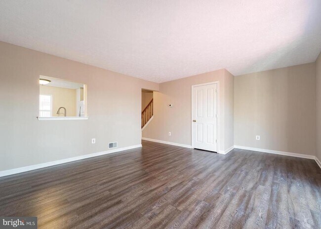 Foto del edificio - 645 Realm Ct W