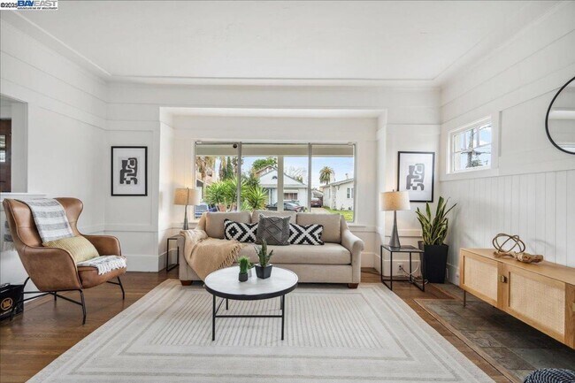 Foto del edificio - REMODELED HUGE BRIGHT 2400sf 4BR/3.5BA Havenscourt Split Level Home w Cottage AVAIL NOW