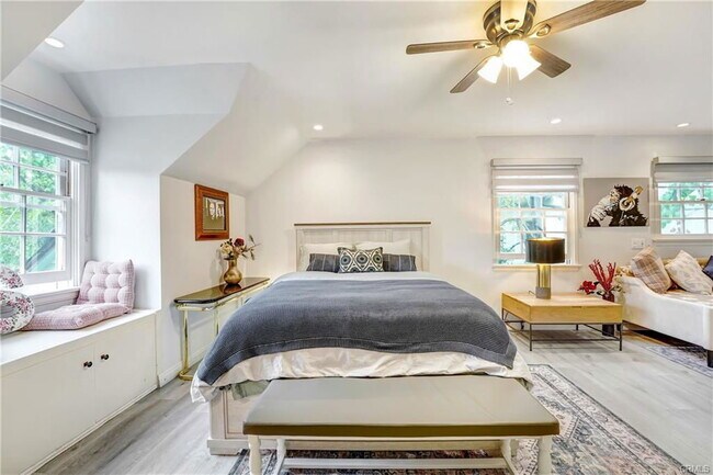 Foto del edificio - 12060 Laurel Terrace Dr