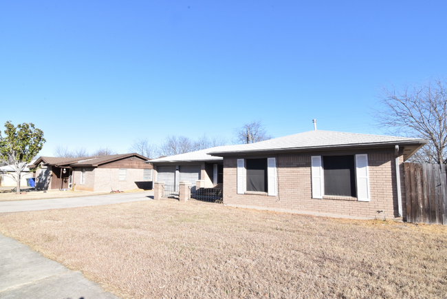 Building Photo - 415 Cottonwood Dr