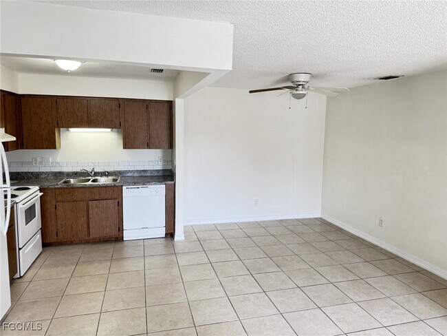 Foto del edificio - 6134 Principia Dr