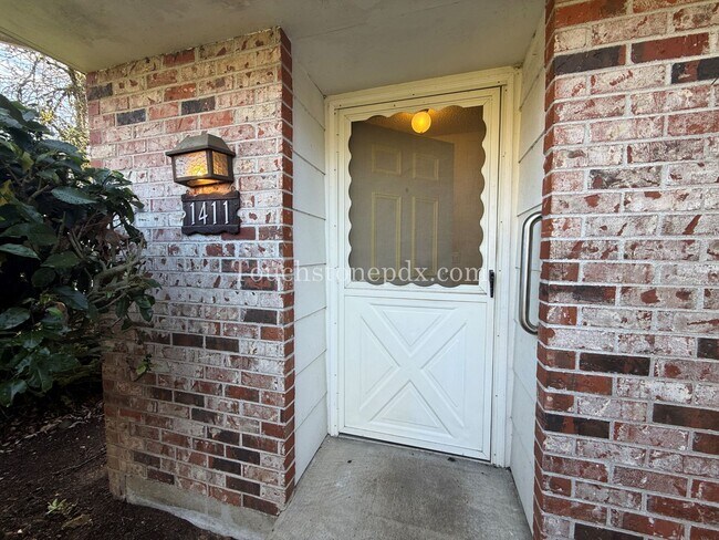 Foto del edificio - Welcoming 2BD/1BA Duplex w/ Mini-Split HVAC + Off-Street Parking