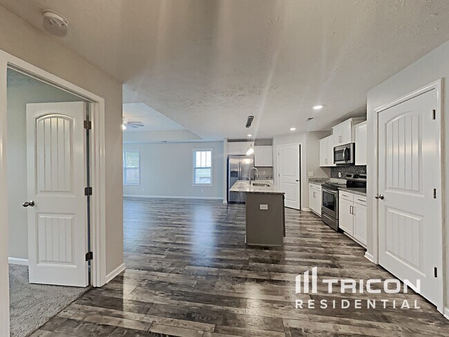 Building Photo - 552 Medallion Cir