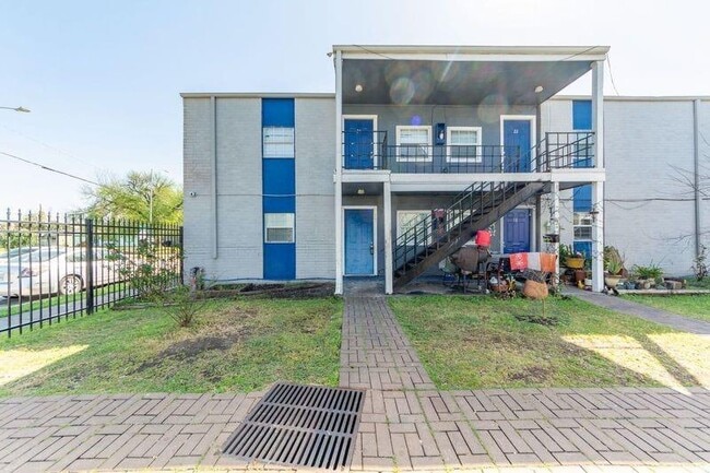 Building Photo - 1800 N Wayside Dr