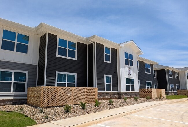 Exterior de edificio moderno con paisajismo profesional - Amber Meadows