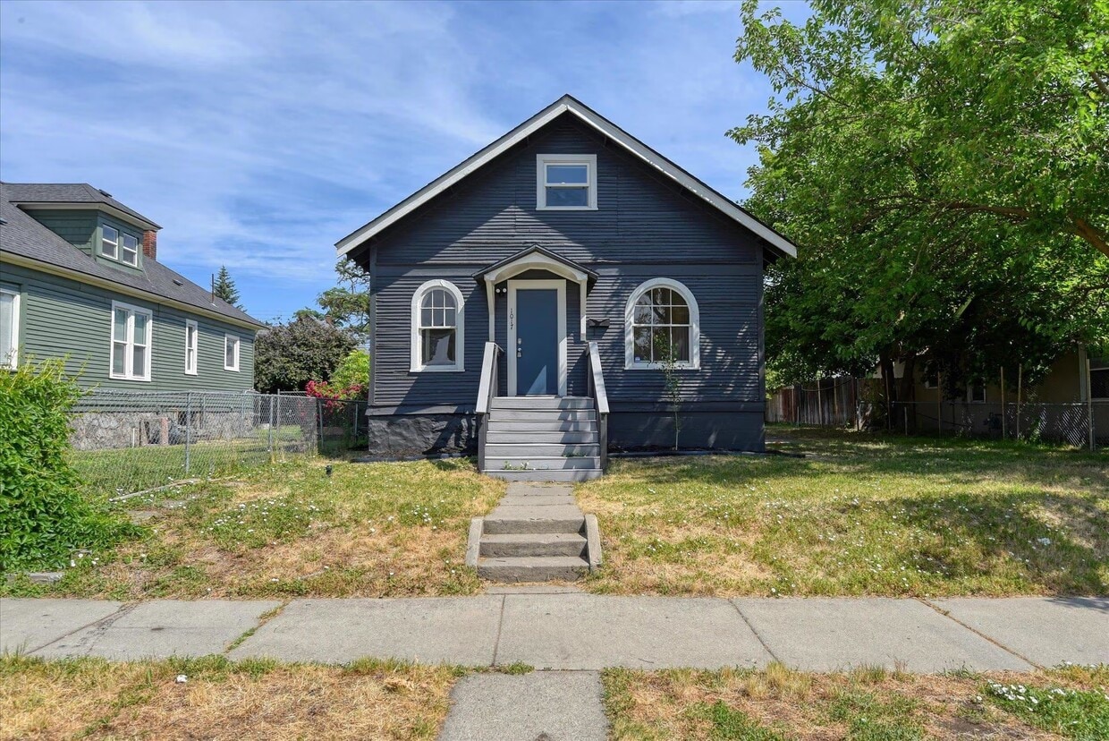 Primary Photo - 1017 E Augusta Ave
