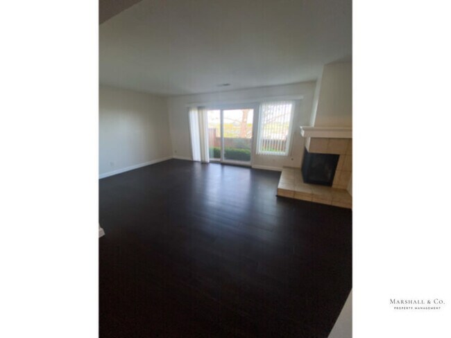 Building Photo - Contemp. 3BD/2.5 BA TOWNHOUSE W LRG ROOMS,...