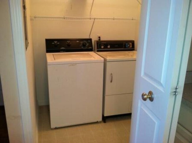 Building Photo - 2 br, 2 bath House - 712 W. Barrington Circle
