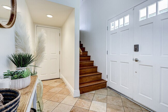 Foto del edificio - REMODELED, BRIGHT & AIRY HOME ON ONE OF TH...