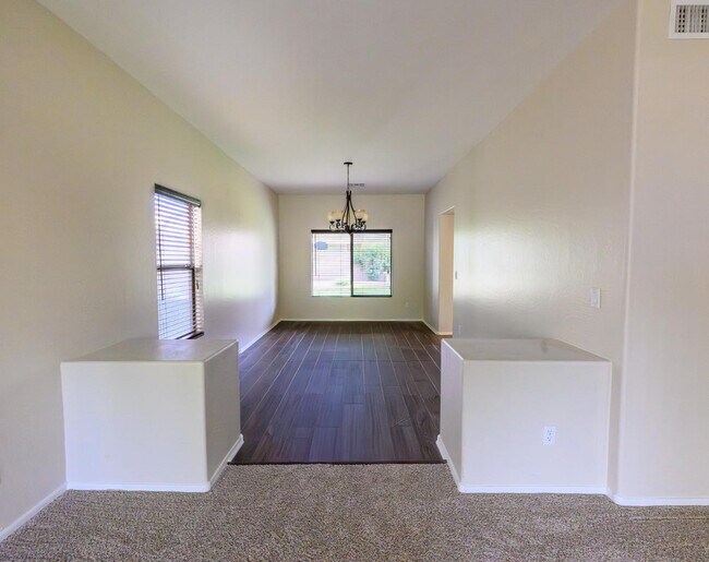 Building Photo - 2521 W Tumbleweed Dr