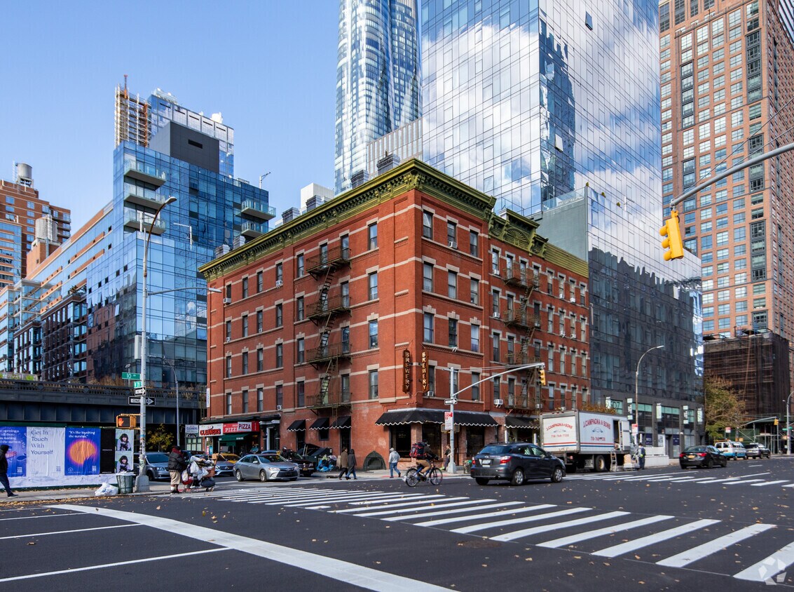 Building Photo - 313 10th Ave