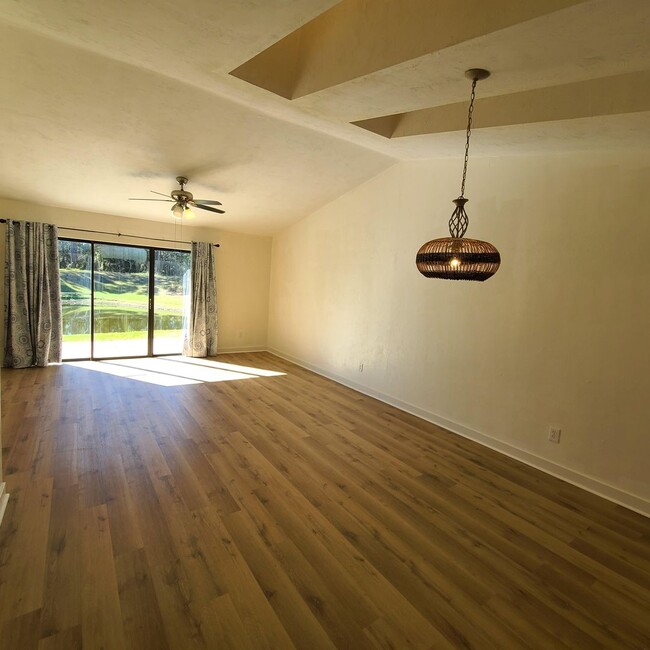 Foto del edificio - 3 bed/2 bath attached patio home with gara...