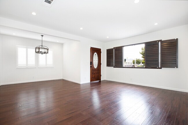 Building Photo - 22020 Saticoy St