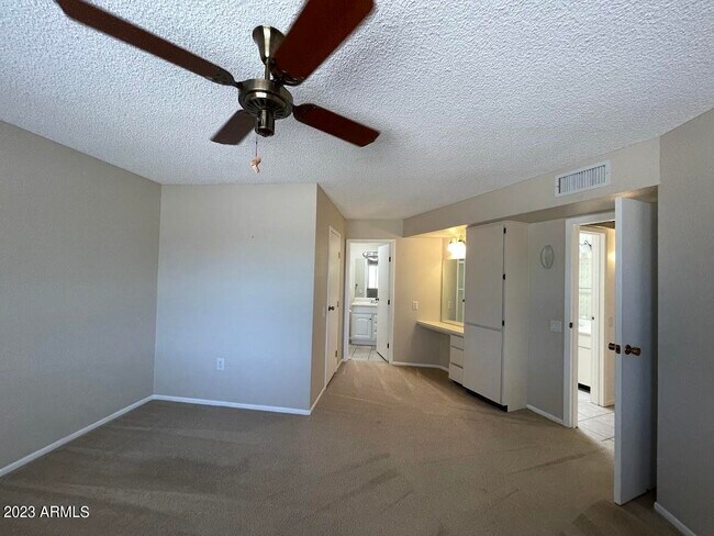 Foto del edificio - 16810 N Boswell Blvd