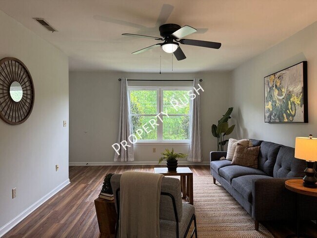 Foto del edificio - 8740 Millard Lee Ln