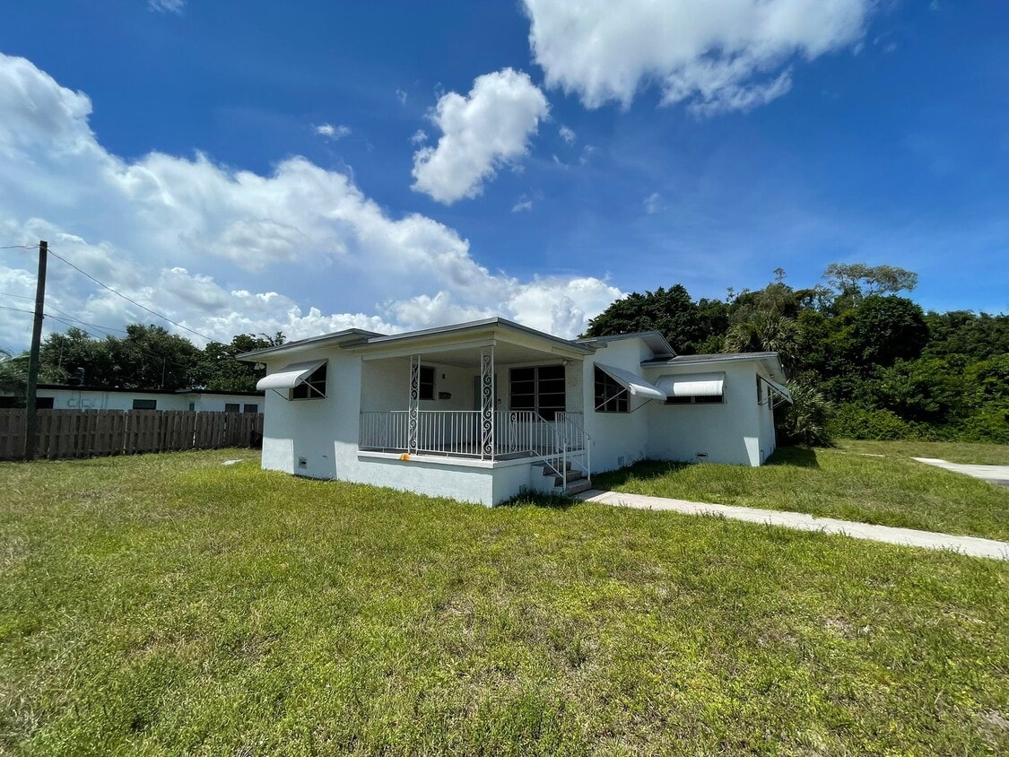 Front View - 5715 Taft St