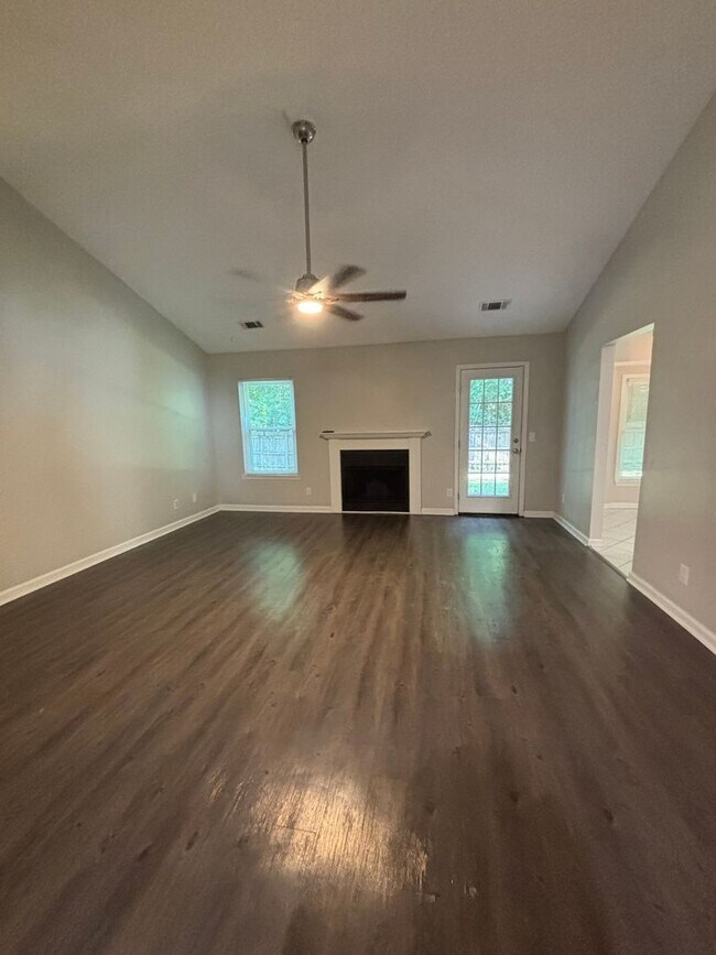 Foto del edificio - Don’t Miss Out on This Charming 3 Bed, 2 B...