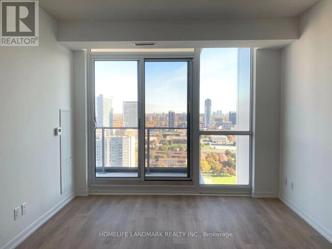 Photo du bâtiment - 32 Forest Manor Rd