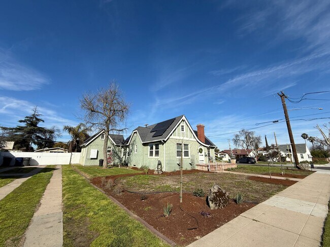 Foto del edificio - 3 Bedroom, 2 Bathroom charming Craftsman Style Home nestled in the heart of Tulare, CA