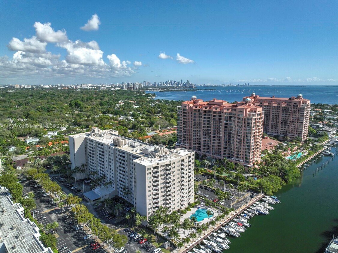 Foto principal - 90 Edgewater Dr