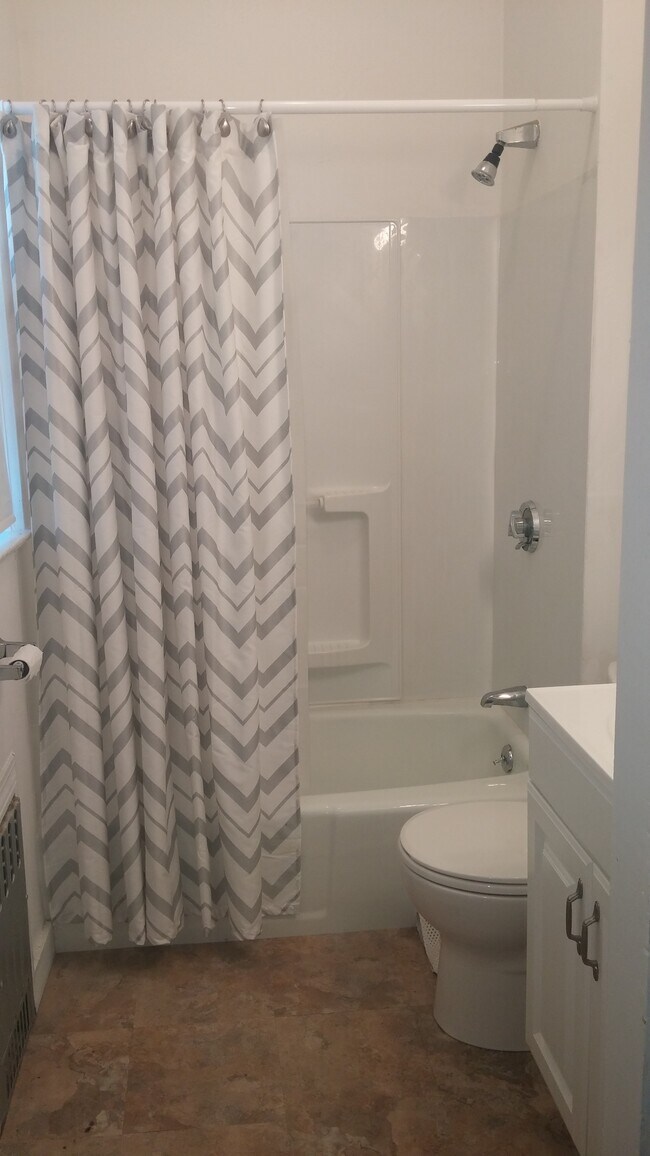 Tub Bathroom - 104 Campbell Ave