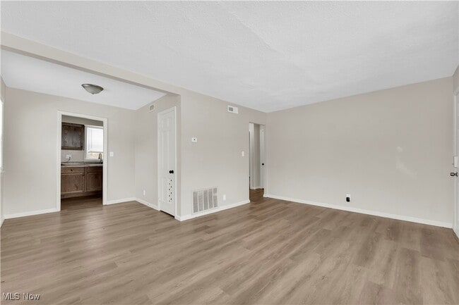 Foto del edificio - 2016 N Green Rd