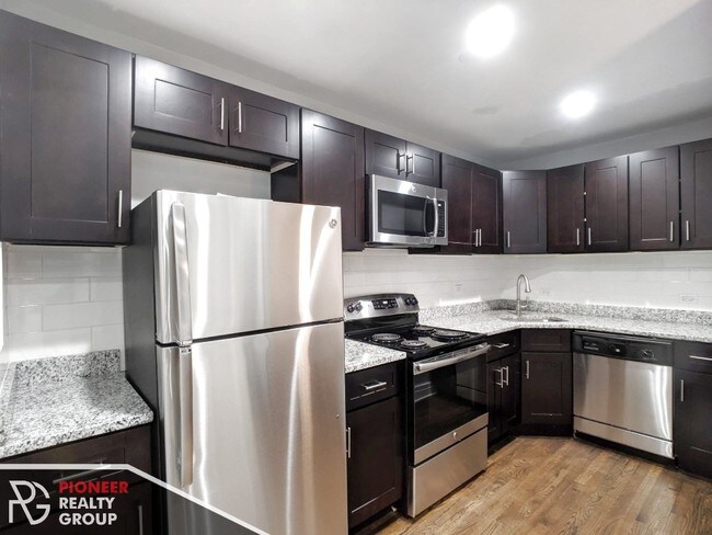 Building Photo - Studio in Rogers Park--Heat & Gas Included!