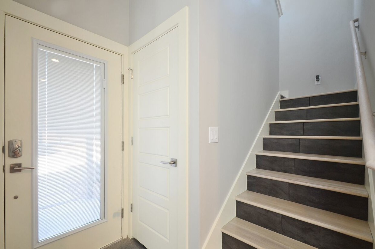 Primary Photo - 1139 1/2 Gunter St